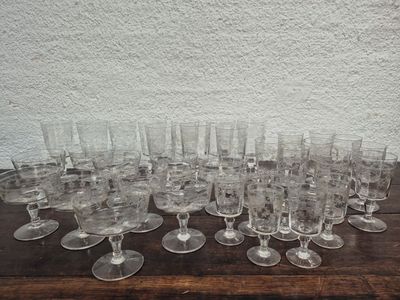 de nombreux verres à vin posés sur une table en bois