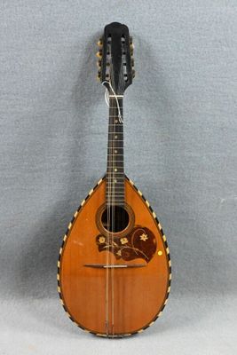 une image représentant une mandoline posée sur une surface blanche
