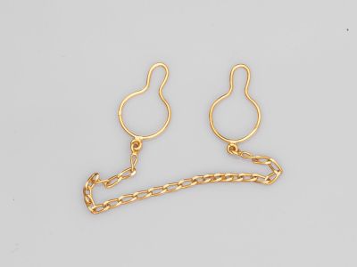 une paire de boucles d'oreilles plaquées or et une chaîne
