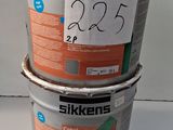 trois seaux de peinture Silkkens empilés les uns sur les autres