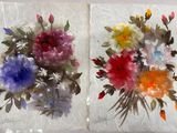 deux tableaux représentant des fleurs posées sur une table
