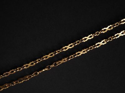 une paire de chaînes en or sur fond noir