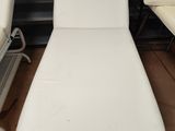 une table blanche qui se trouve dans une pièce