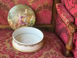 un bol posé sur une chaise à côté d'une assiette