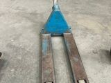un chariot élévateur qui est garé dans le garage