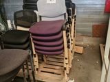 de nombreuses chaises empilées sur des palettes