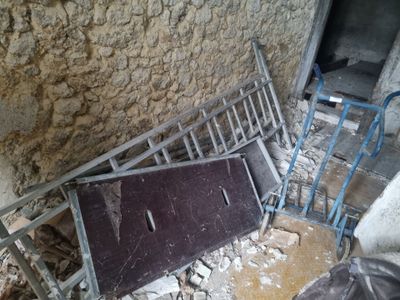 un tas de meubles cassés dans un coin de la pièce