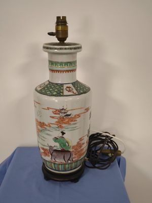 une lampe posée sur une table bleue
