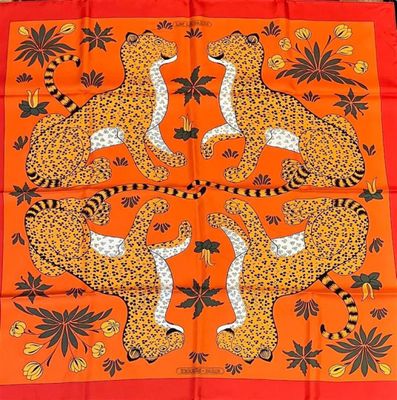 une écharpe orange ornée de léopards et de feuilles