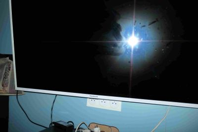 une photo d'un écran d'ordinateur sur lequel brille une lumière