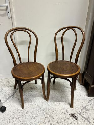 deux chaises en bois assises l'une à côté de l'autre sur le sol