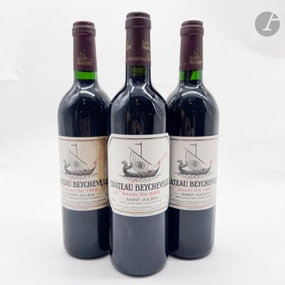 trois bouteilles de vin rouge posées l'une à côté de l'autre sur une surface blanche