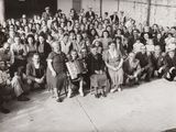 photographie en noir et blanc d'un grand groupe de personnes posant pour une photo