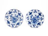 deux assiettes bleues et blanches ornées de fleurs et de feuilles