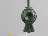 un gros plan sur une figurine avec une poire à côté