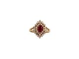 une bague en or sertie d'une pierre rouge entourée de diamants blancs