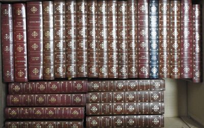 beaucoup de livres empilés sur une étagère