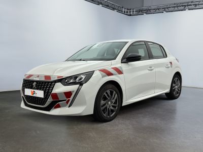 une voiture blanche avec des bandes rouges et blanches garée dans un garage