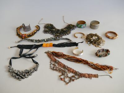 de nombreux types de bijoux sur la table