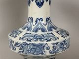 un vase bleu et blanc posé sur une table