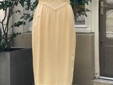 un mannequin posé sur un pied à mannequin devant une porte