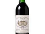 une bouteille de vin rouge posée sur une table blanche