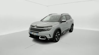 Le nouveau SUV Citroën est garé dans une pièce blanche