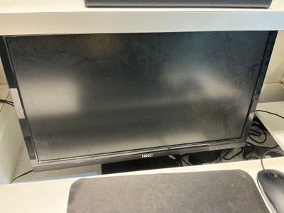 une photo d'un téléviseur à écran plat posé sur un bureau