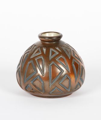 un petit vase marron orné d'un motif bleu