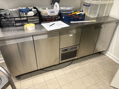 un plan de travail en inox sur lequel sont posés tout un tas de plats