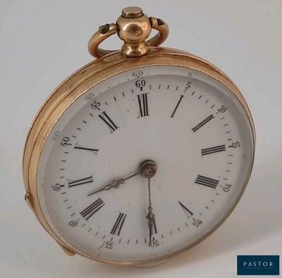 une montre de poche en or avec des chiffres romains sur le cadran