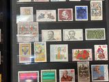 une photo d'une collection de timbres exposée dans un coffret