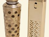 un briquet et son étui posés l'un à côté de l'autre