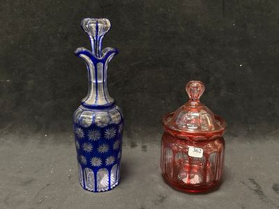 deux vases posés l'un à côté de l'autre sur une table