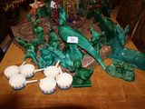 tout un tas de figurines vertes posées sur une table