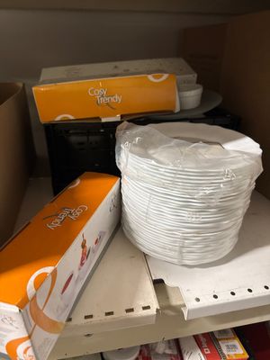 une pile d'assiettes et de bols posée sur une étagère dans une cuisine
