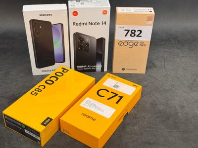 Trois boîtes de téléphones sont posées les unes à côté des autres sur une table.