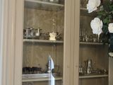 un vase contenant des fleurs blanches, exposé dans une vitrine en verre