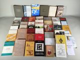 un grand nombre de livres posés sur une table