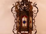 une horloge accrochée au mur de la pièce