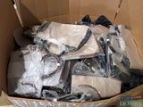 une boîte pleine d'objets assortis qui se trouvent dans la boîte