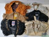 Plusieurs types de vêtements sont disposés sur une surface blanche