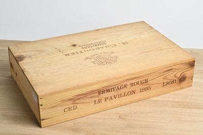 une boîte en bois posée sur une table, sur laquelle est collée une étiquette de vin