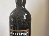 une bouteille d'alcool posée sur une table en bois