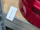 un mixeur rouge posé sur une table en bois