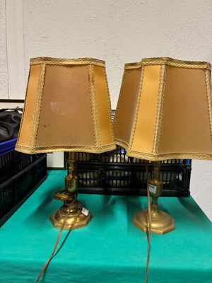deux lampes posées sur une table recouverte d'une nappe verte