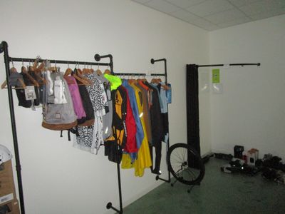 une pièce dans laquelle se trouvent un portant à vêtements et un vélo