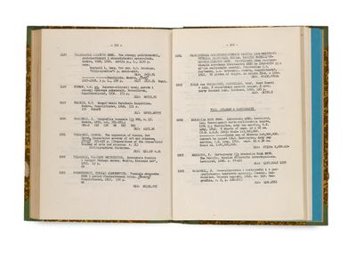 un livre ouvert posé sur une surface blanche, bordé d'un liseré bleu
