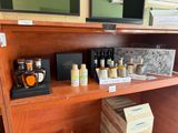 de nombreuses bouteilles d'alcool sur une étagère dans un magasin