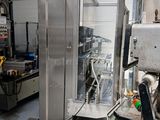 une machine qui se trouve à l'intérieur d'un bâtiment
